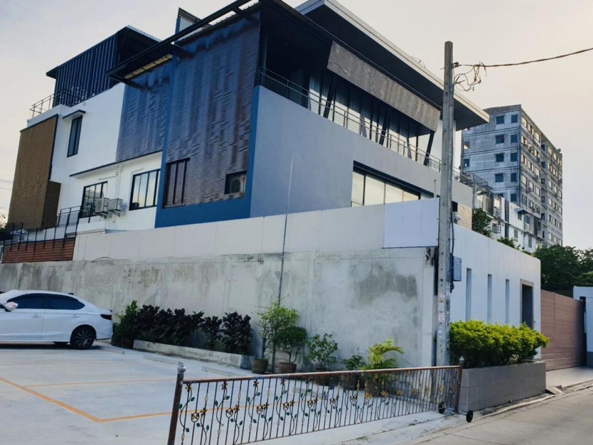 For SaleHouseChaengwatana, Muangthong : ✨Selling a large house in Soi Tiwanon 18, luxurious and comfortable, modern style, guaranteed great value, close to the Ministry of Public Health and large shopping malls, can easily be used as a HOME OFFICE and restaurant.