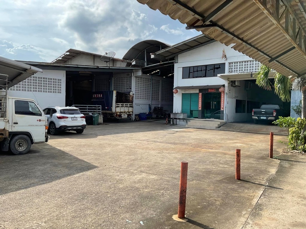 For RentWarehouseMahachai Samut Sakhon : NTG406 Warehouse for rent, 2 factory buildings, located in Soi Wat Si Muang, Setthakit Road (same alley as Pattaya Food), pink area, with Factory Registration Certificate 4, ready to operate.