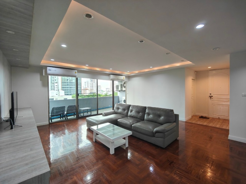 For RentCondoSukhumvit, Asoke, Thonglor : Pet friendly big unit 4 bedroom for rent 350m from BTS Phrom Phong