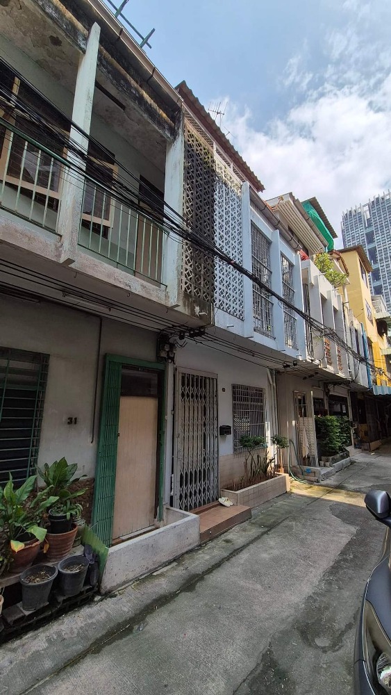 For SaleTownhouseSilom, Saladaeng, Bangrak : Urgent sale!! 2 and a half storey townhouse, Silom area, Soi Pipat, area 11 sq m, cute price, suitable for business.