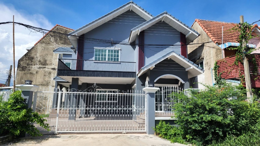 For SaleHouseLadkrabang, Suwannaphum Airport : Urgent sale, 2-storey detached house, 4 bedrooms, 3 bathrooms, 50 square meters, on the main road, good location, anyone who misses it will regret it, Soi Chaloem Phrakiat 9, Soi 28, through Ramkhamhaeng University 2, Bangna, near Mega Bangna, Outer Ring 