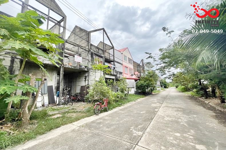 For SaleTownhousePattanakan, Srinakarin : Townhouse for sale, 3 floors, area 50 square wah, Muang Thong Garden Zone 1, Phatthanakan Road, Soi Phatthanakan 69