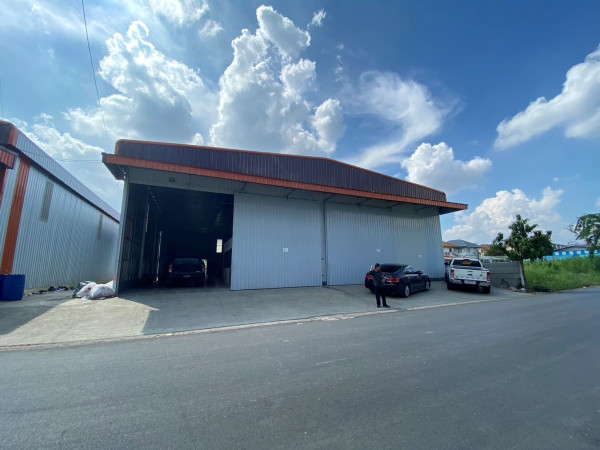 For RentWarehouseLadprao101, Happy Land, The Mall Bang Kapi : Warehouse for rent, Soi Lat Phrao 101, near the expressway, Yothin Phatthana, Kaset-Nawamin, spacious parking area, short and long container trucks can enter and exit.