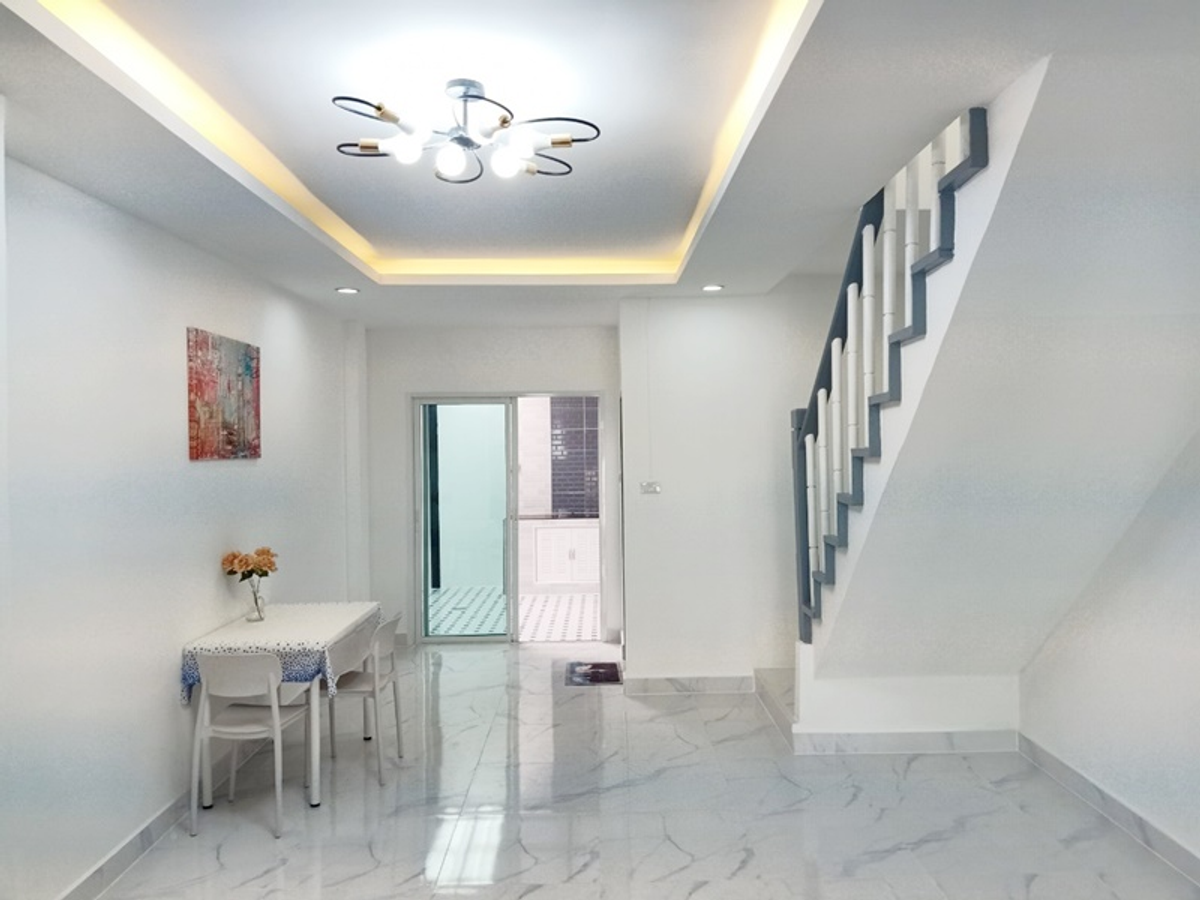 For SaleTownhomeMin Buri, Romklao : For sale: 2-storey corner townhouse, Panasanphiset (next to Minburi Post Office), area 23.5 sq m, 2 bedrooms, 2 bathrooms, newly renovated (waiting for renovation), good location, convenient transportation, located at the beginning of Nimit Mai Road, free