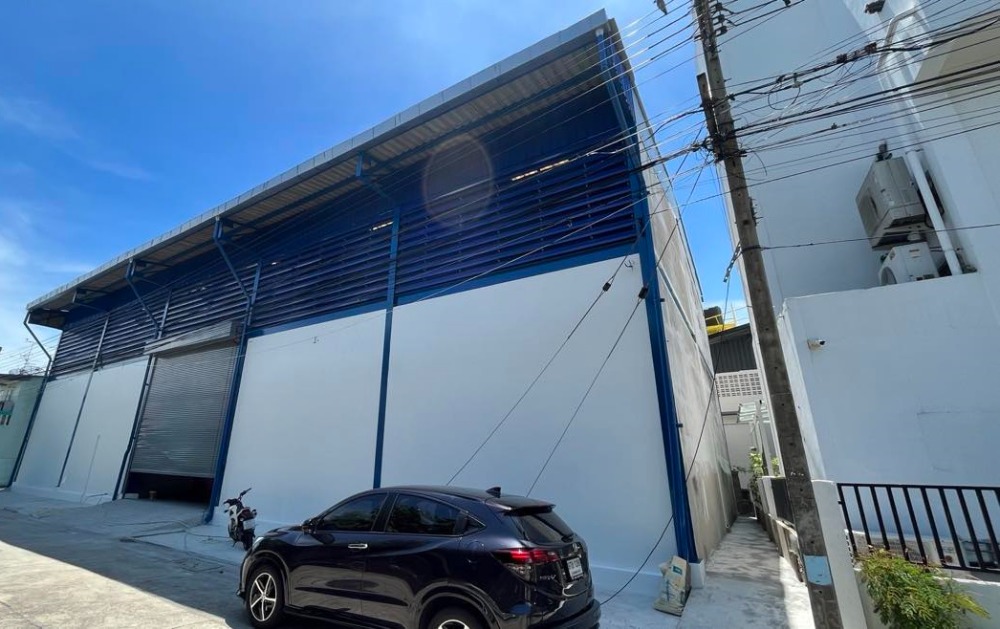 For RentWarehouseSamut Prakan,Samrong : Warehouse for rent, Theparak Road, not deep into the alley, size 450 square meters, near Imperial World, Samrong, for rent only 50,000 baht per month.