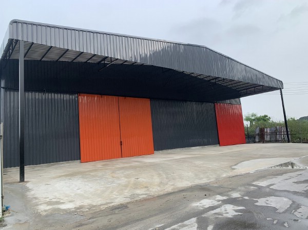 For RentWarehouseNawamin, Ramindra : Newly built warehouse for rent near Fashion Island, Soi Ram Intra 93, size 300 sq m. Large trucks can enter, good location, easy to enter and exit, near the main road, near the expressway, near the shopping mall.