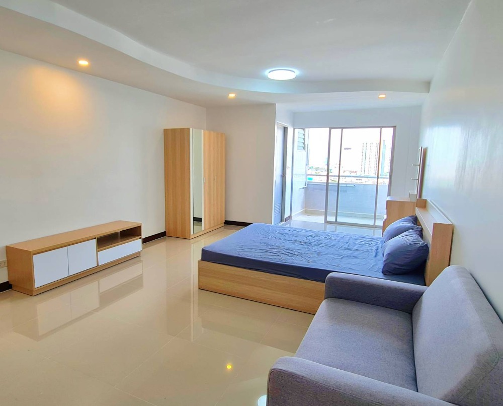 For SaleCondoThaphra, Talat Phlu, Wutthakat : Urgent sale, Piamrak Residence Condo, spacious room, inexpensive price, newly renovated, near BTS Talat Phlu, near Silom, Sathorn, convenient transportation