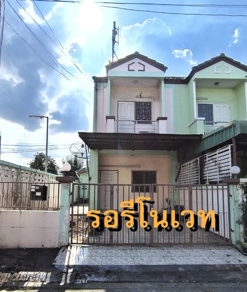 For SaleTownhouseMin Buri, Romklao : For sale: 2-storey corner townhouse, Panasanphiset (next to Minburi Post Office), area 23.5 sq m, 2 bedrooms, 2 bathrooms, newly renovated (waiting for renovation), good location, convenient transportation, located at the beginning of Nimit Mai Road, free