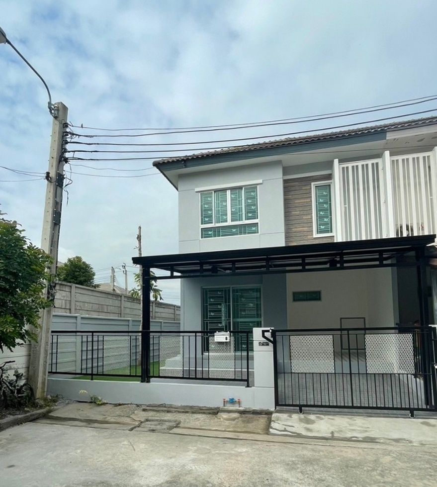 For SaleTownhouseLadkrabang, Suwannaphum Airport : For sale: 2-storey corner townhouse, Pruksa Ville 60 Lat Krabang-On Nut, area 25.2 sq m, 3 bedrooms, 2 bathrooms, currently being renovated, price 2.59 million baht, interested contact 085-550-1599