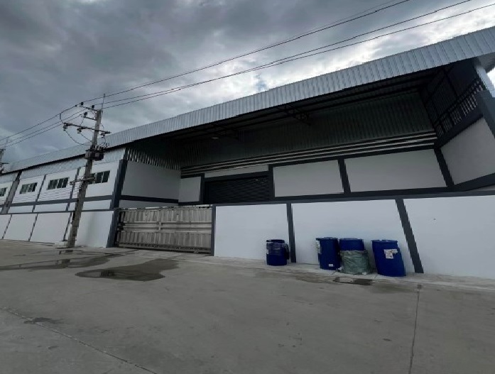 For RentWarehouseMahachai Samut Sakhon : For Rent Warehouse for rent with 2-storey office, usable area 1,368 square meters / Along Khlong Si Wa Phasawat Road, Nadi, Samut Sakhon / 10 minutes from Central Mahachai / Very good location / Trailer trucks can enter and exit