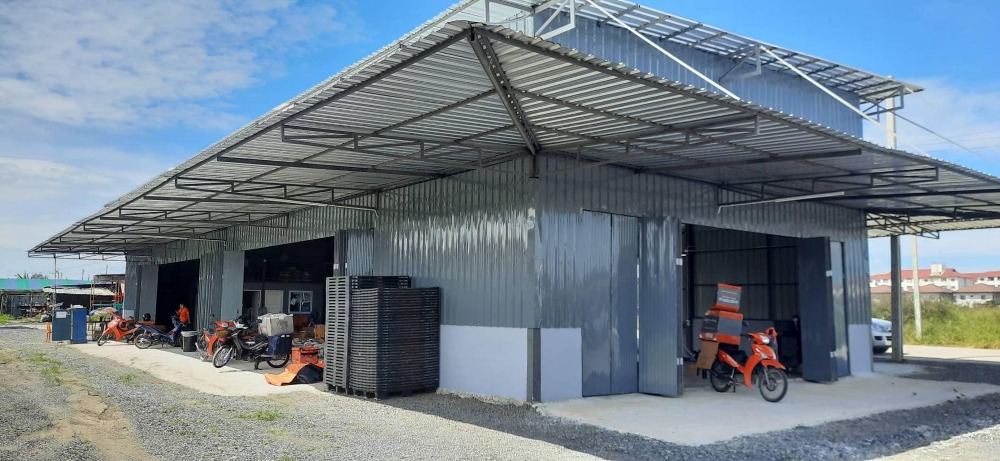 For RentWarehouseMin Buri, Romklao : Warehouse for rent in Soi Hathai Rat, on 1 rai of land, near Hathai Mit Market, can park several cars, good location, wide entrance road, trailers, container trucks can enter and exit easily.