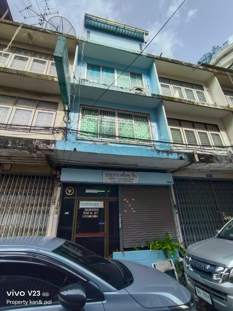 For SaleShophouseChokchai 4, Ladprao 71, Ladprao 48, : 1 storage room, the roof floor is used as a prayer room, parking space in front of the house for 1 car, near Phawana intersection, near Phawana BTS, only 150 meters, enter the alley only 20 meters, suitable for an office with residence, near Phawana Marke