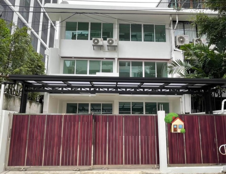 For RentTownhomeSathorn, Narathiwat : ▣ Prime Location ▣ 4-Story, 3 Bedrooms, 3 Bathrooms | 32.00 sq.w. 128.00 sq.m. | Near Silom Complex 4 mins, BTS Sala Daeng 5 mins