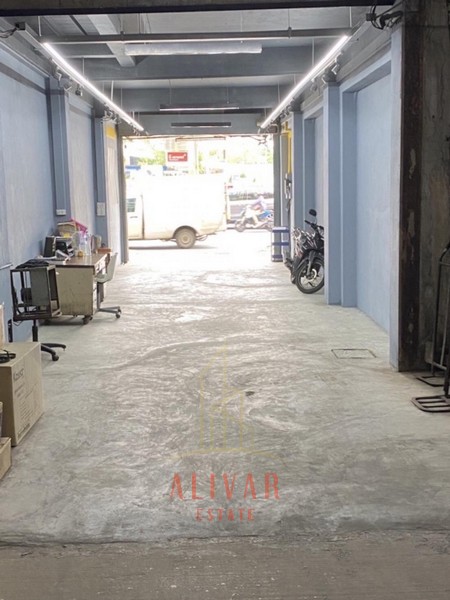 For RentShophouseRama9, Petchburi, RCA : RB090624 For rent/sale, 4-storey commercial building, usable area over 400-600 square meters, with parking for over 7 cars, Petchburi Road, near RCA