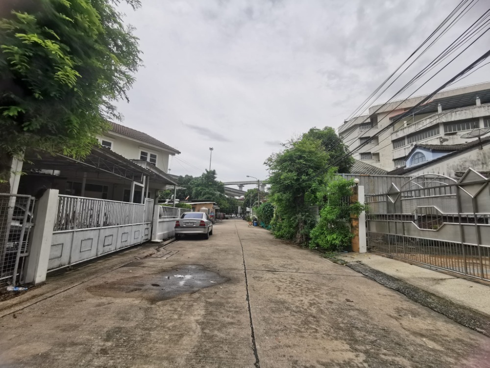 For SaleLandYothinpattana,CDC : Urgent sale!!!! Land next to the expressway Ekkamai-Ram Intra, near the Pink Line BTS station, Watcharapol, size 432 sq m.