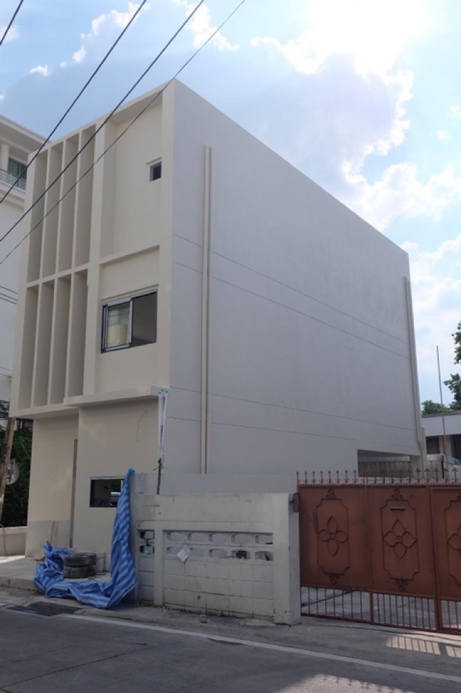 For RentShophouseChokchai 4, Ladprao 71, Ladprao 48, : Commercial building for rent, Lat Phrao-Ratchada area, near Chok Chai Si BTS station/MRT Sutthisan, only 3-7 minutes away.