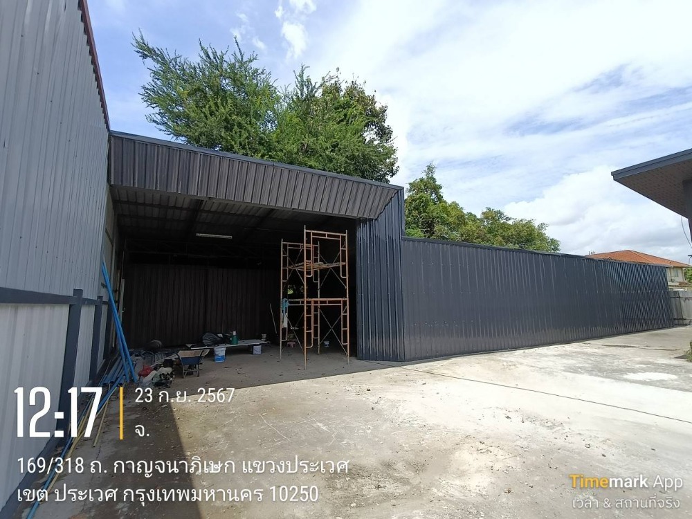 For RentWarehouseOnnut, Udomsuk : Warehouse for rent, prime location On Nut-Lat Krabang, on Kanchanaphisek Road, near expressway, suitable for car washing business, car decoration and film installation.