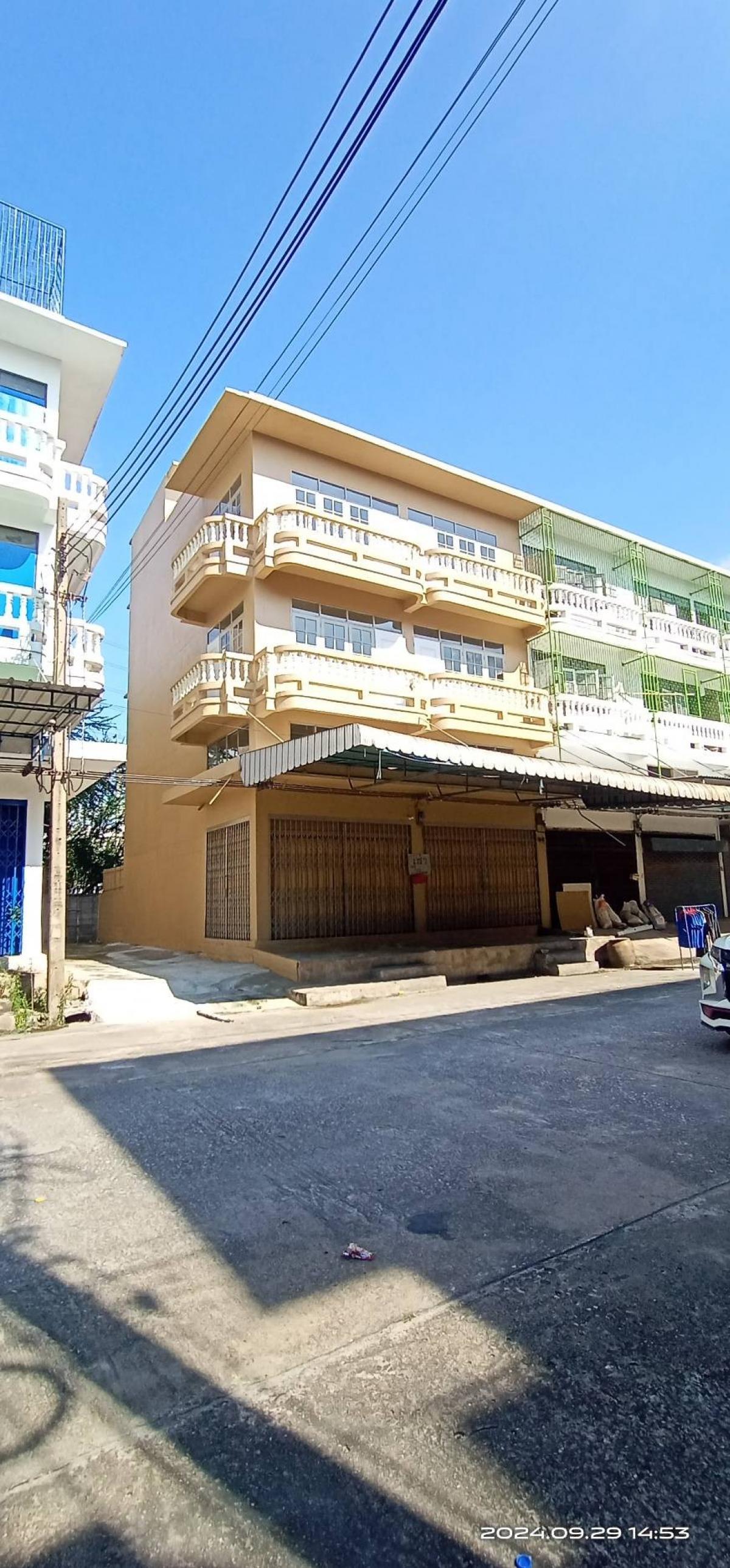 For RentShophousePhutthamonthon, Salaya : 🏭 3-story commercial building, like new condition✨️ Good price, spacious usable area, parking space available. Suitable for residential or business use, or as a distribution center.