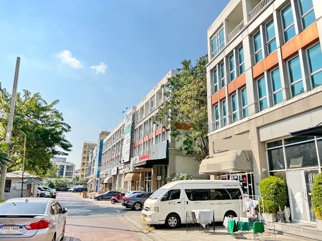 For RentShophouseWongwianyai, Charoennakor : Iconsiam BTS WongwianYai BTS Thonburi for office buildings for rent commercial building 4.5Storeys