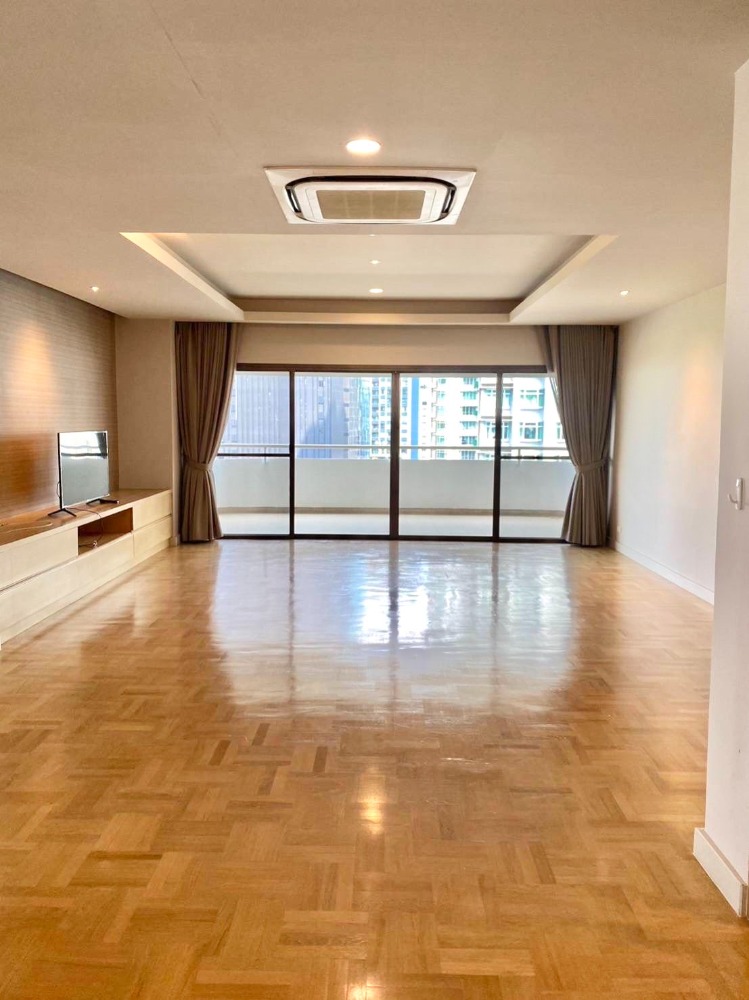 For RentCondoKhlongtoei, Kluaynamthai : For rent!! Tower Park Condo 3 bedrooms, fully furnished, good location near Bumrungrad Hospital, Central Chidlom, Terminal 21, ready to move in