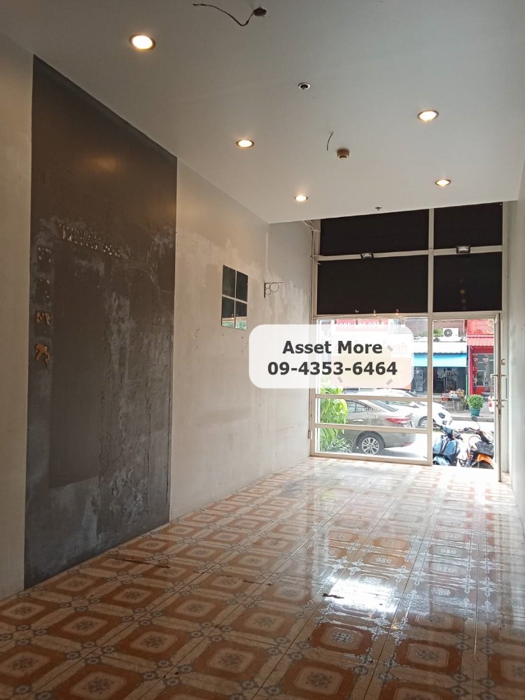 For RentRetail SpaceChaengwatana, Muangthong : Shop for rent with mezzanine, Muang Thong area, near Sukhothai Thammathirat Open University and Impact Arena Exhibition Center