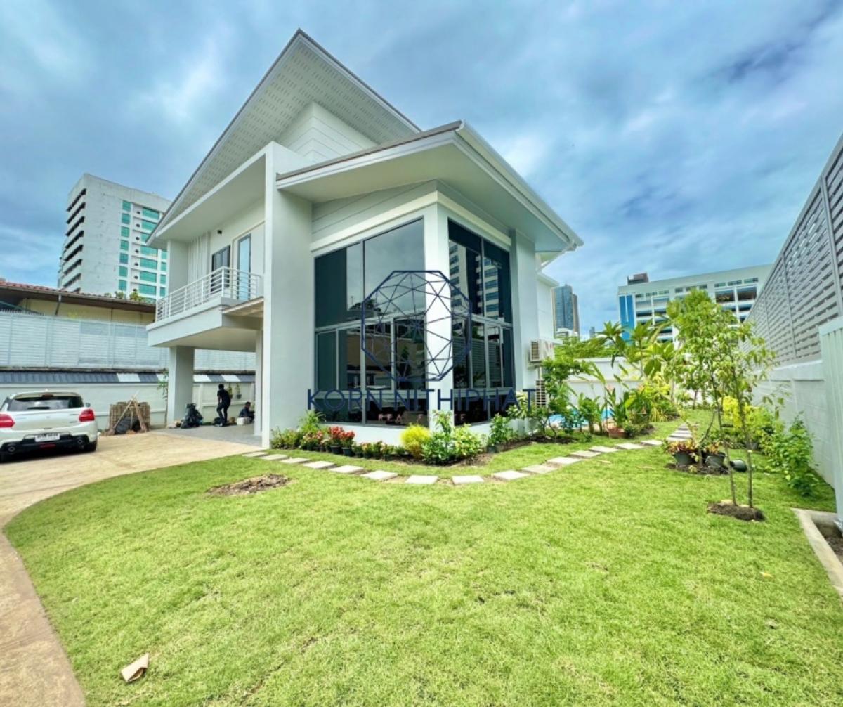 For RentHome OfficeRama9, Petchburi, RCA : For rent: House for rent for business, Home clinic, Home wellness, Home gym, good location, near Bangkok Hospital and Sukhumvit, with parking for 4 cars and a green garden in front of the house.