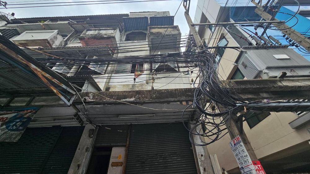 For SaleShophouseRamkhamhaeng, Hua Mak : Shophouse for sale, Ramkhamhaeng 24, only 100 meters into the alley, 15 square wa, 4 floors, near the BTS 250 meters, Ramkhamhaeng University, Ramkhamhaeng Hospital, Samitivej Rama 9