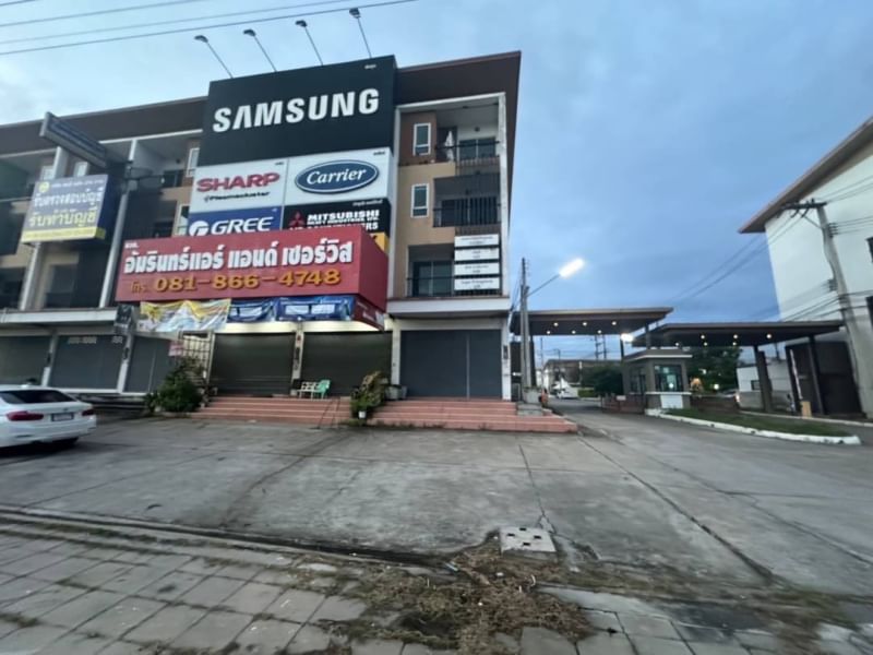 For RentShop HouseSriracha Laem Chabang Ban Bueng : For rent: 4-storey commercial building near Sriracha Tiger Zoo, good location, on the road