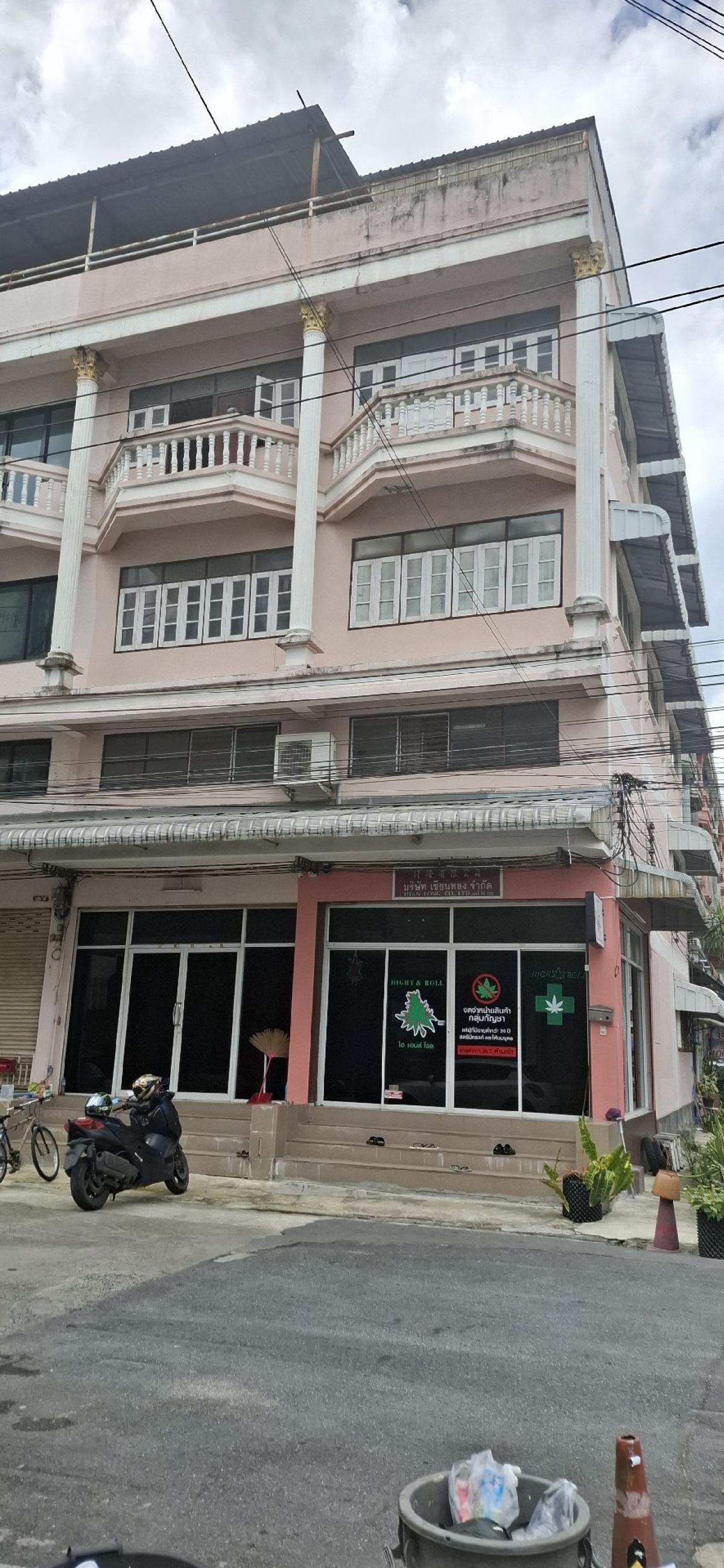 For SaleShophouseLadkrabang, Suwannaphum Airport : Commercial building, very beautiful, good location, urgent sale, owner wants to sell, cheap price, 2 rooms next to each other, total price only 7,000,000, near Prawet District Office, only 50 meters away, convenient transportation, on 2 sides of the road