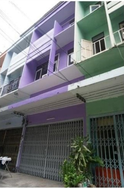 For RentShophousePinklao, Charansanitwong : Commercial building for rent, Charansanitwong area, near MRT Bang Yi Khan, only 3 minutes away.