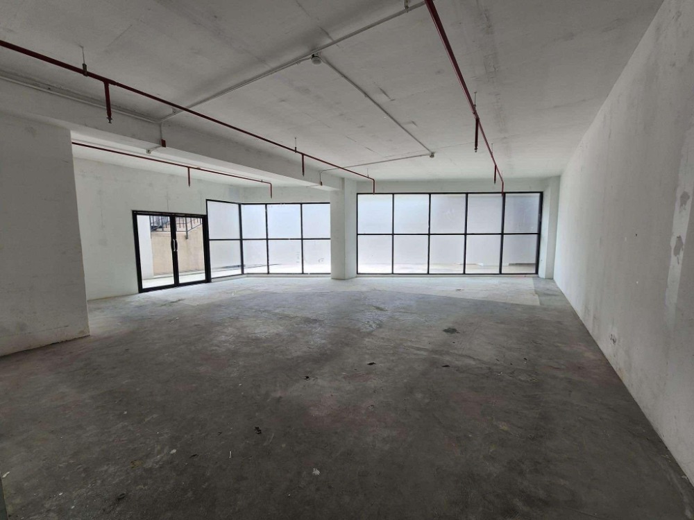 For RentShophouseSathorn, Narathiwat : ♢ Basement room in a mixed-use community mall ♢ 365.00 sq.m. | Parking available | near BRT Thanon Chan, Central Rama 3