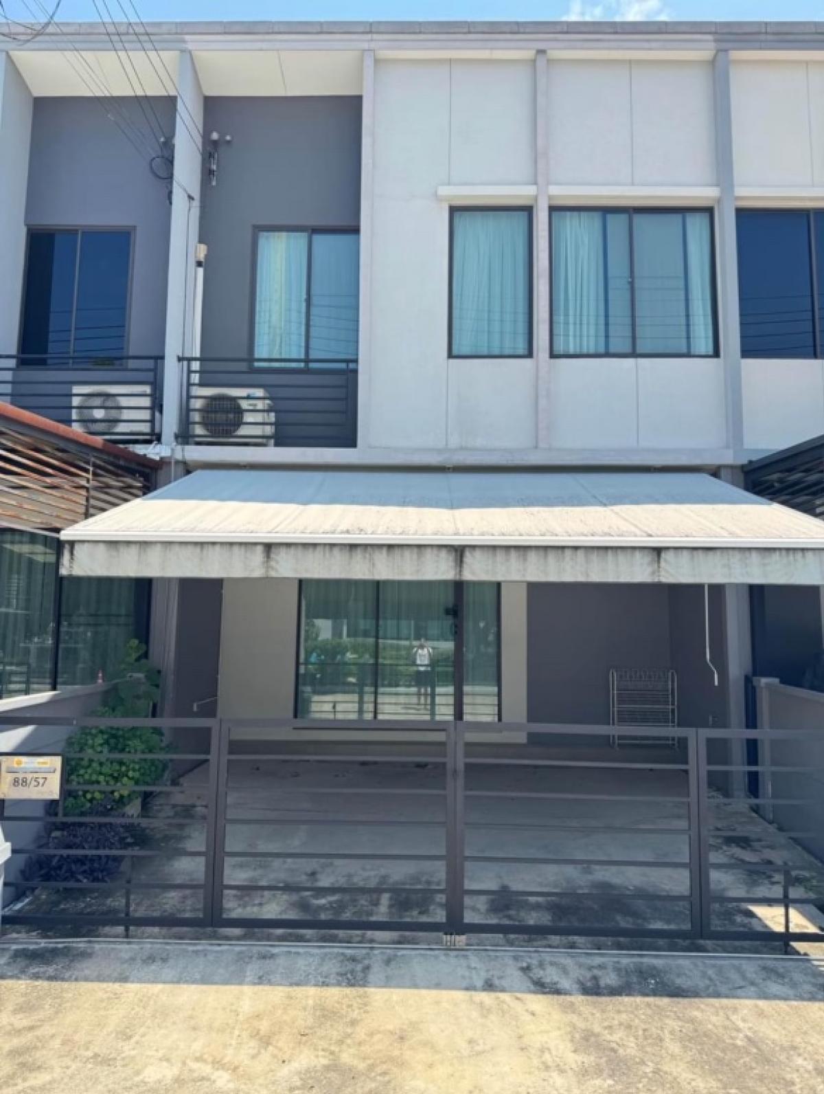 For RentTownhousePattanakan, Srinakarin : For rent: Townhome, Pleno Rama 9-Krungthep Kreetha project, front of house next to garden, good location, near many international schools.