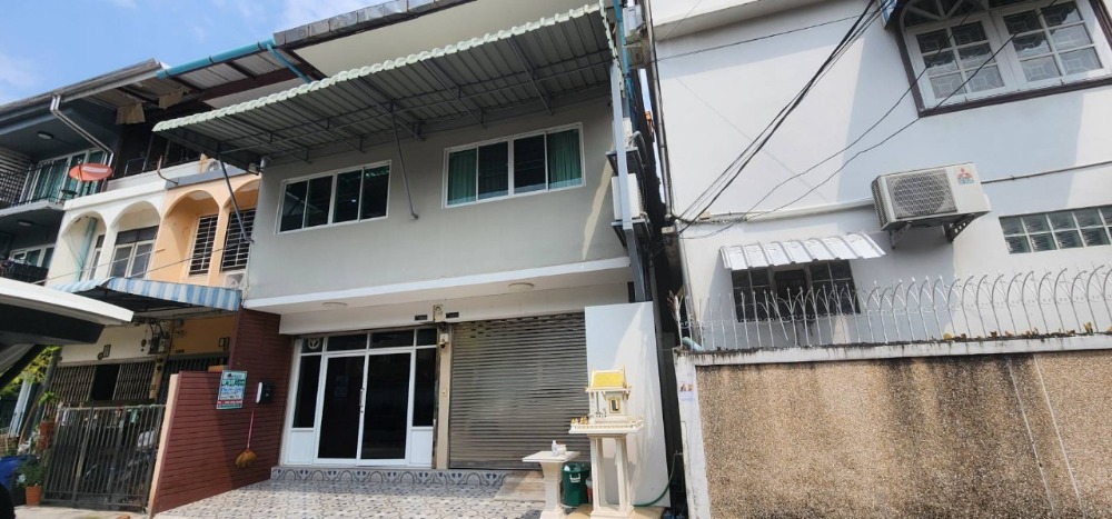 For SaleShophouseOnnut, Udomsuk : Commercial building for sale, 7 meters wide, 3 floors high, rooftop with 260 degree view, newly renovated, decorated, ready to move in