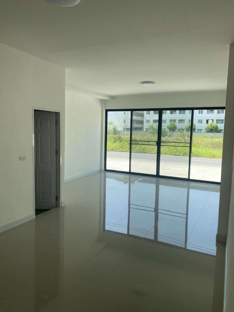 For RentWarehousePathum Thani,Rangsit, Thammasat : For Rent: Warehouse for rent with office and living space, area 158 square meters.