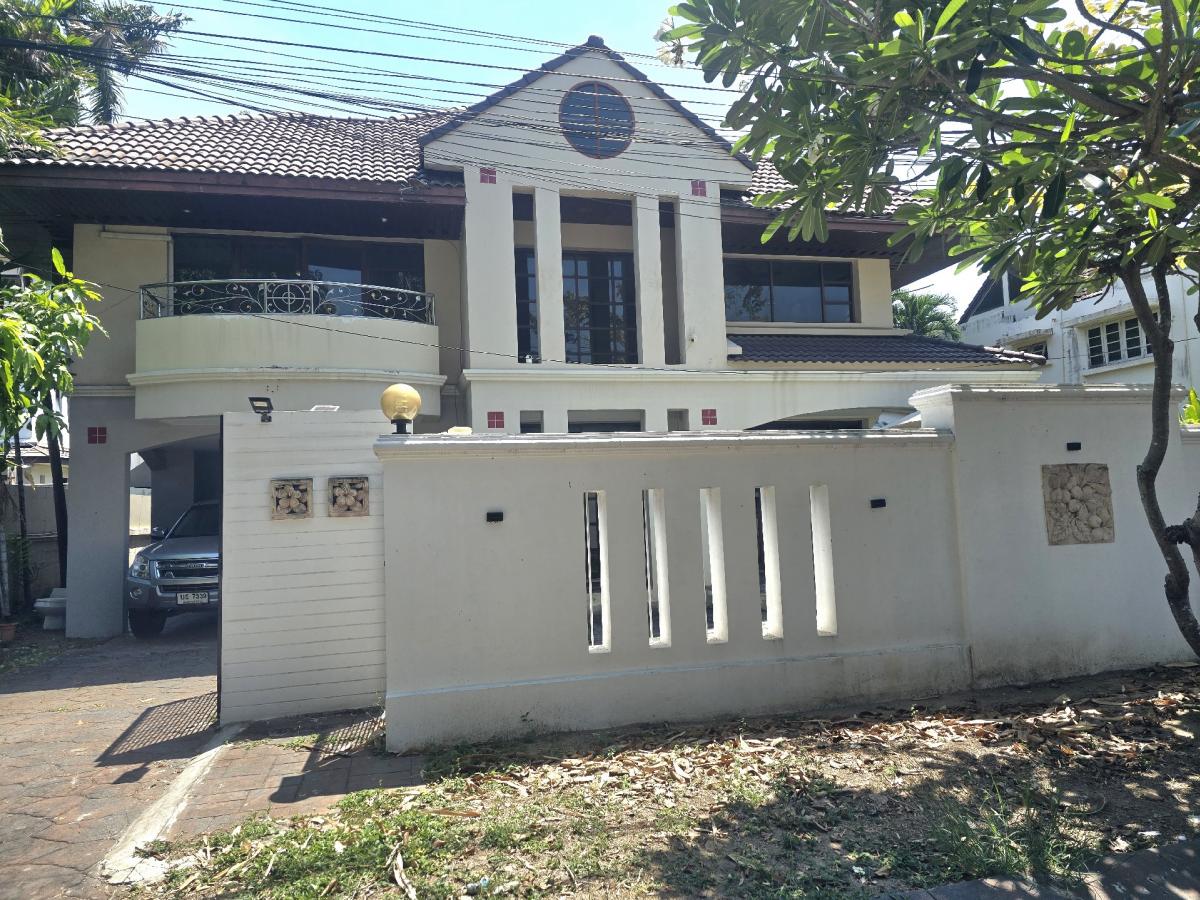 For RentHousePattanakan, Srinakarin : For rent: 2-storey detached house, 150 sq m., located on Phatthanakan 69 Road, near Seacon Square, Paradise Park.