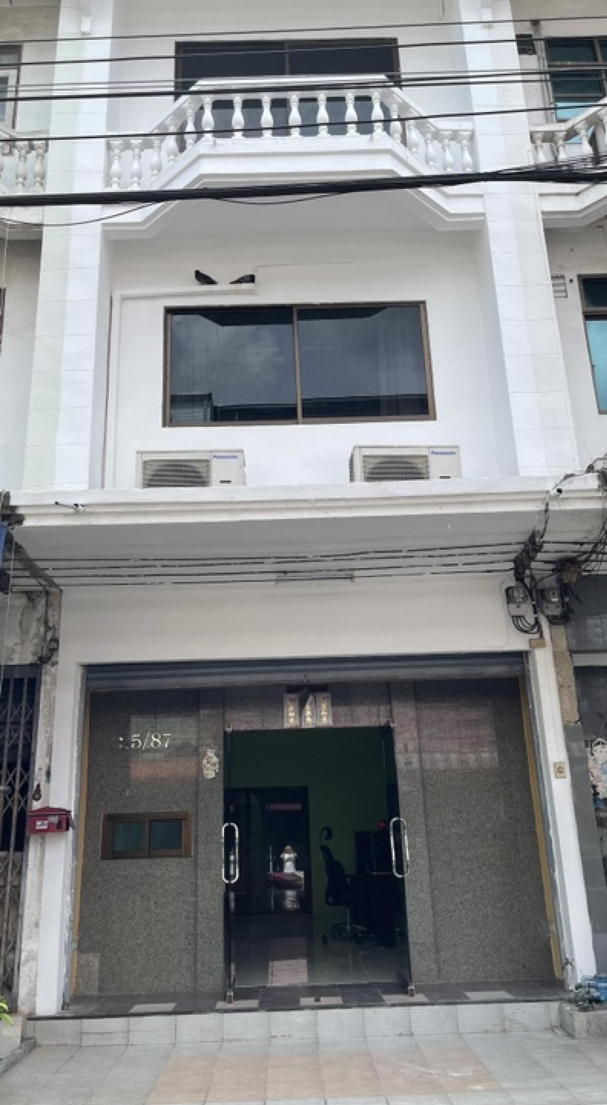 For SaleShop HouseSeri Thai, Ramkhamhaeng Nida : Commercial building for sale, 3 floors, area 17 sq m. 🌈✔️Near the Orange Line ✔️Very convenient entry and exit, only 200 meters ✔️There is food for sale at the entrance of the alley