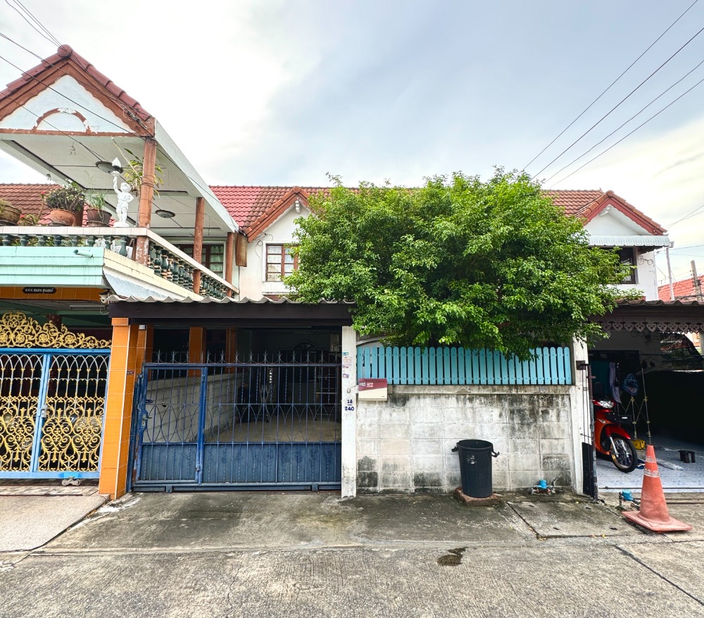 For SaleTownhouseKaset Nawamin,Ladplakao : Urgent Sale! The Best Priced Townhouse in Latplakhao For sale is a townhouse in Inthanon Village, located on Latplakhao 87. This property boasts a spacious area of 26 Sq.wah and a width of 6 meters,