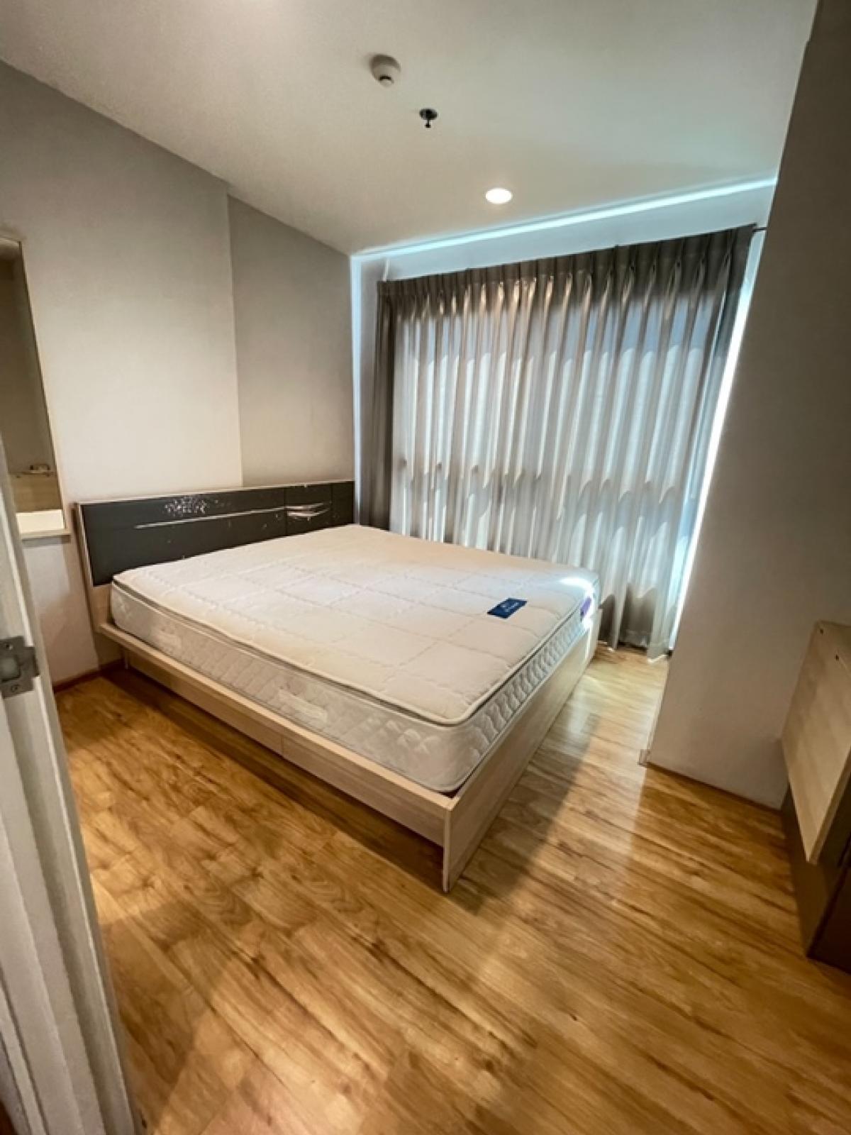 ให้เช่าคอนโดสาทร นราธิวาส : (𝐅𝐨𝐫 𝐑𝐞𝐧𝐭/) คอนโด Fusechan-Sathorn ⭐️condo rental 🔸ขนาด 33 sqm.🔸1bedroom 1bathrooms 💰 เช่า 12,500/เดือน (สัญญาเช่า1ปี)รายละเอียดห้อง- TV - เตาไฟฟ้าพร้อมที่ดูดควัน- เครื่องทำน้ำอุ่น- โซฟา- ตู้เสื้อผ้า- ตู้เย็น- แอร์สิ่งอำนวยความสะดวก– Lobby–ฟิตเนส– สระว่าย