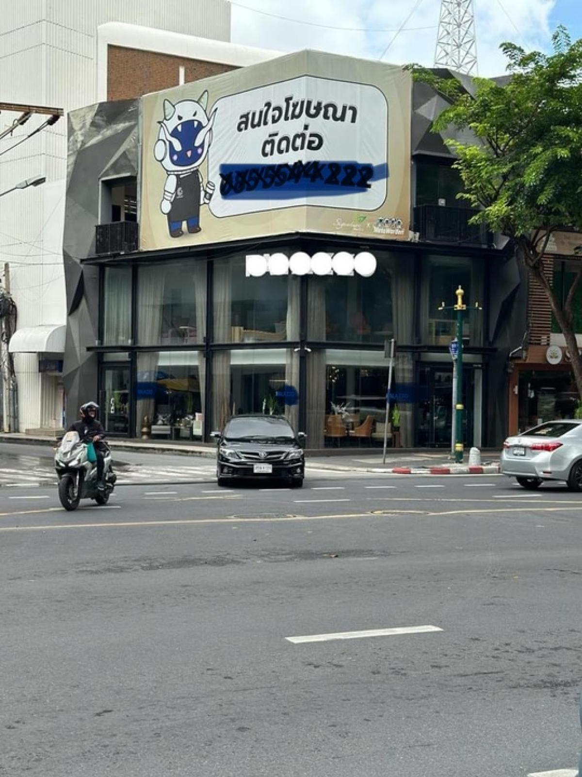 For RentShophouseSukhumvit, Asoke, Thonglor : 📢👇 Corner commercial building for rent minimum 3 years contract, suitable for various types of businesses, excellent location as highly visible to passersby, faces the main road.