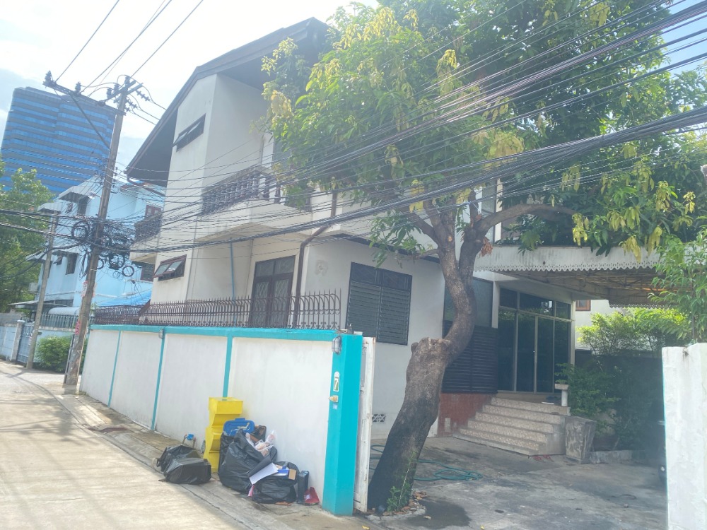 For RentHouseLadprao, Central Ladprao : Single house for rent, Lat Phrao 34 Road, air-conditioner, some furniture, 3 bedrooms, 3 bathrooms, 1 office room, price 30,000 baht per month.