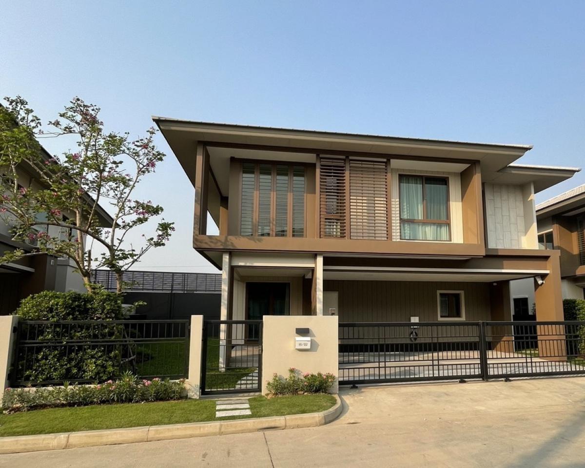 For SaleHousePattanakan, Srinakarin : For sale: 2-storey luxury house, Burasiri Krungthep Kreetha: Burasiri Krungthep Kreetha   Land size 68 sq m.  House size 238 sq m.  Size 4 bedrooms, 4 bathrooms