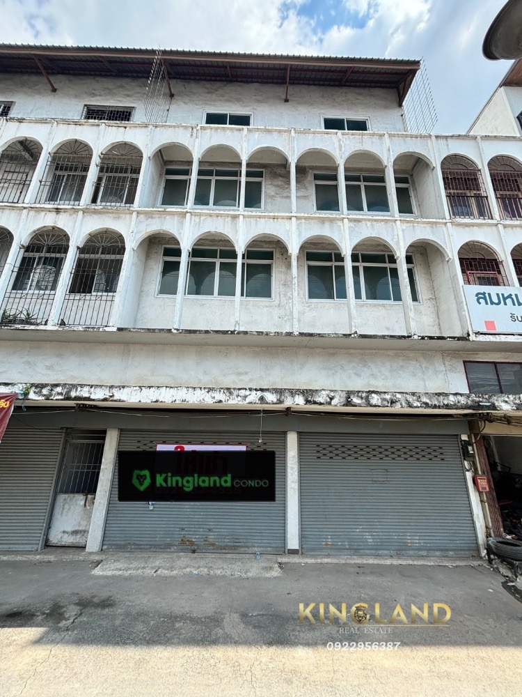 For RentShop HousePathum Thani,Rangsit, Thammasat : For rent, 4-storey commercial building, Rangsit area, near Rangsit Municipality and Future Park. The building is on the main road, 4 meters wide, 16 meters deep, 1st floor is high with mezzanine, total usable area 296 sq m. #Can register a company