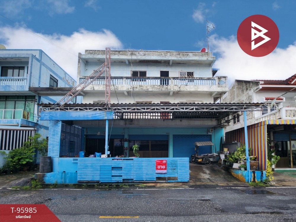 For SaleShophouseSamut Prakan,Samrong : Commercial building for sale, 3 units, Soi Wat Chaimongkol, area 65 sq m, end of the house, Samut Prakan