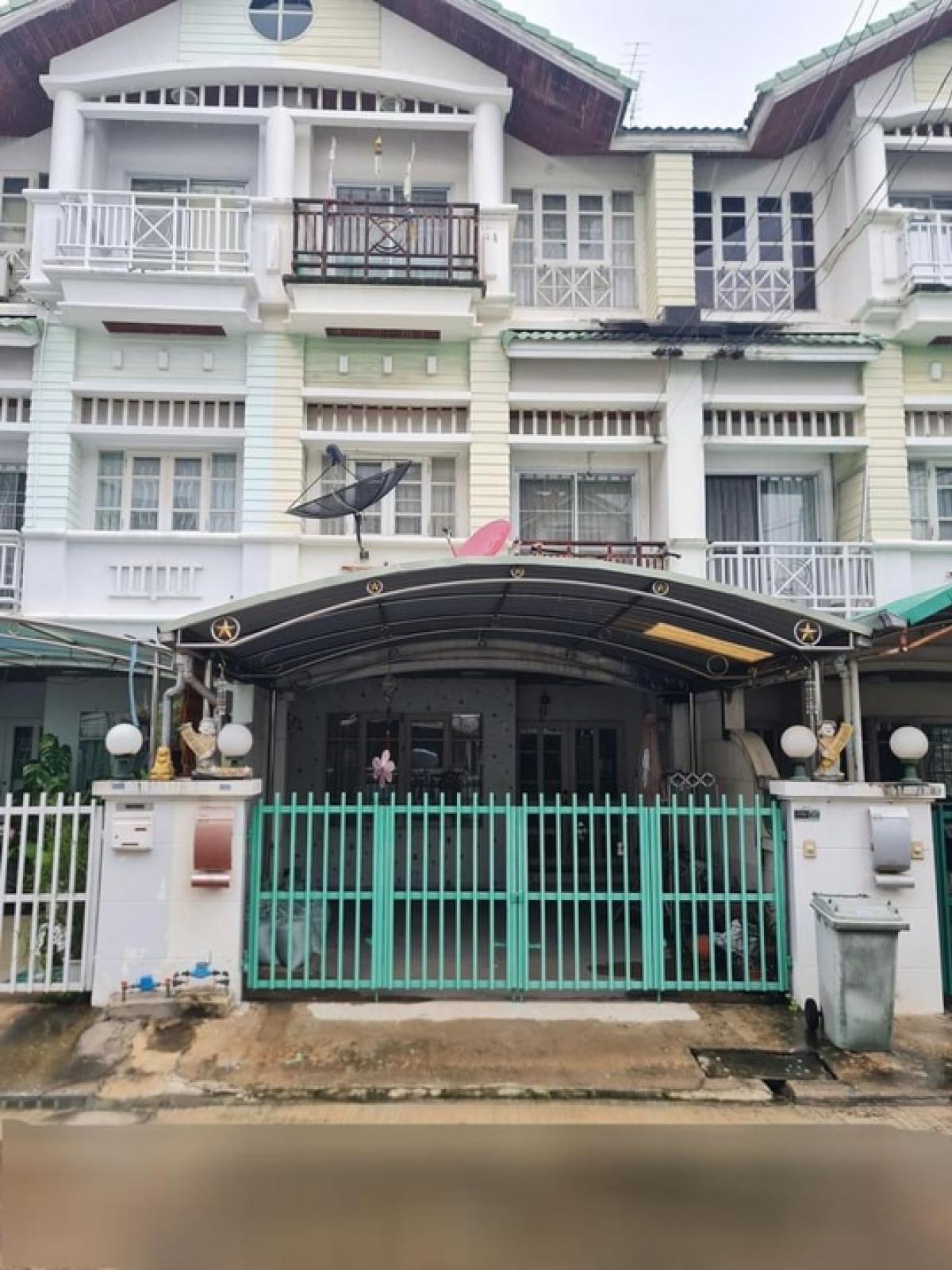 For SaleTownhouseChaengwatana, Muangthong : For sale: Townhouse, Ying Ruay Niwet Village, Prachachuen, Chaengwattana. Suitable for buying to renovate, buying to live in or buying to invest. Good value.