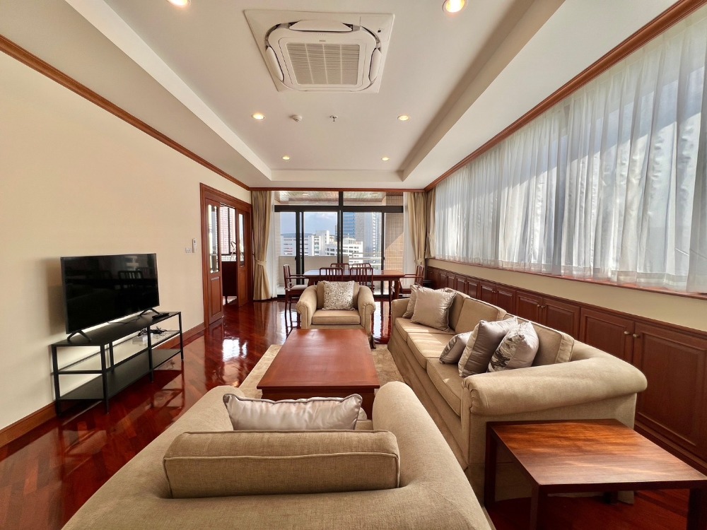 For RentCondoSukhumvit, Asoke, Thonglor : Ruamsuk Condominium (Sukhumvit 26) is a luxury condo that provides spacious space for the whole family with beautiful and complete decoration: large size up to 330 sq.m., 3 bedrooms, 4 bathrooms.