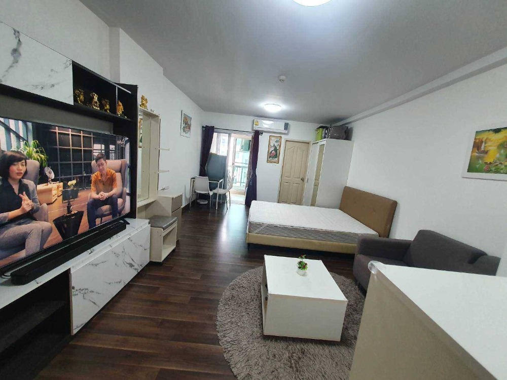 For RentCondoRatchadapisek, Huaikwang, Suttisan : Condo for rent near MRT Huai Khwang, near Huai Khwang, closed kitchen, convenient transportation, spacious room, 65-inch TV, ready to move in