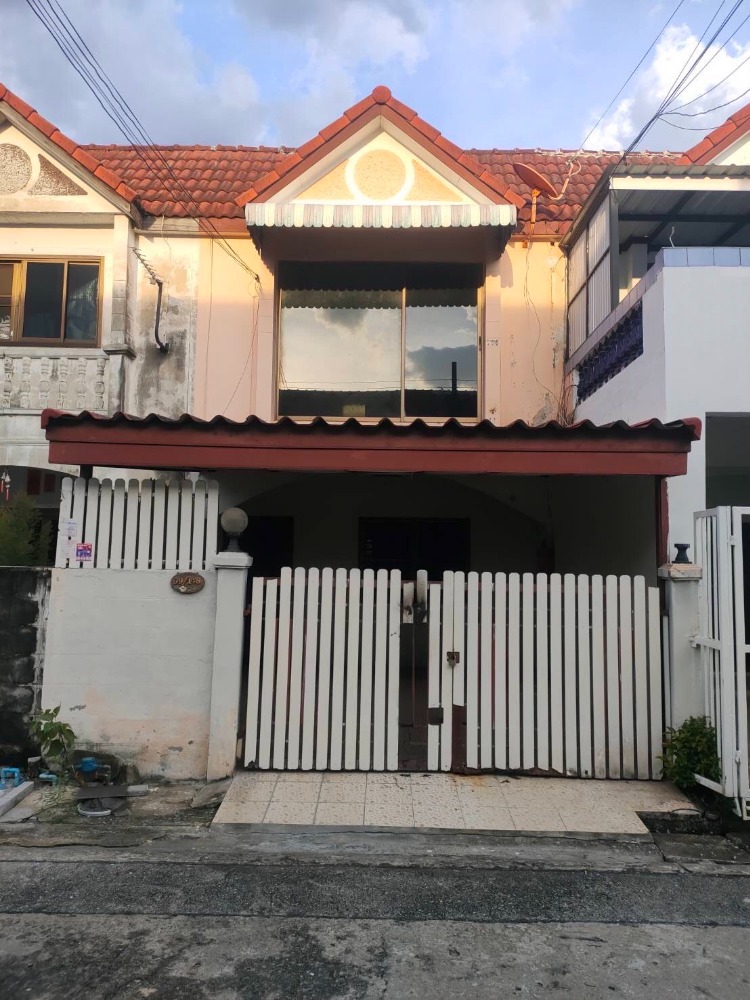 For SaleTownhouseNawamin, Ramindra : Selling below cost!! 2-storey townhouse, Romthip Village, Hathai Rat 33, good location