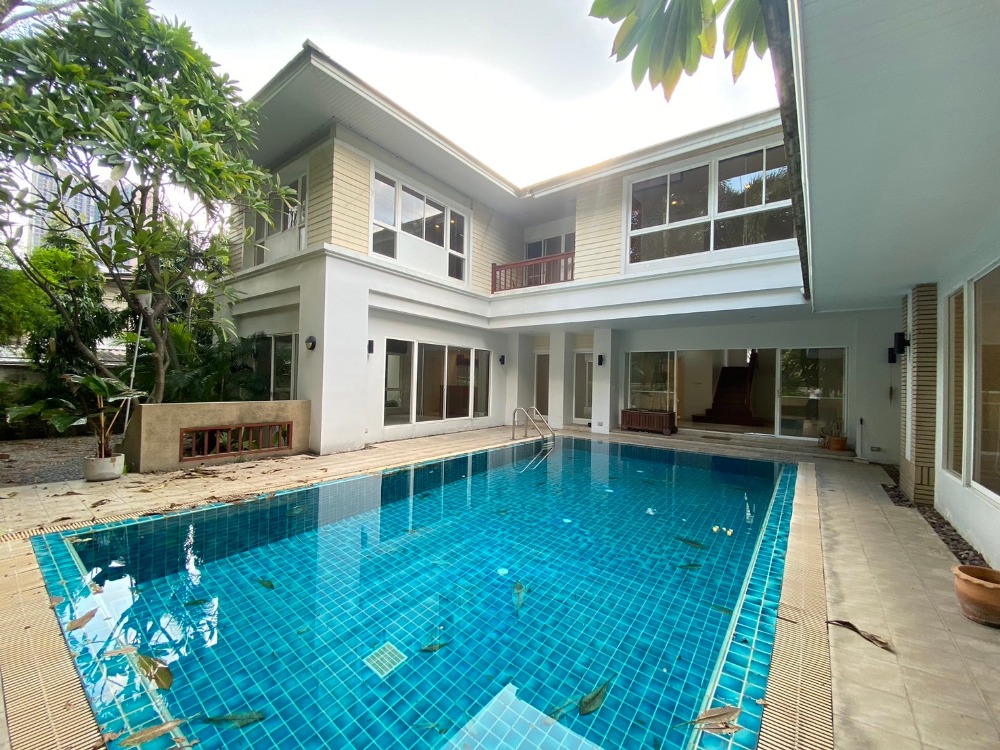 ให้เช่าบ้านสุขุมวิท อโศก ทองหล่อ : ✨Experience with Private House petfriendly 4 bedroom 2 living room private pool and kitchen👇 compound by 24h security guard 5 min walk to bts Thonglor