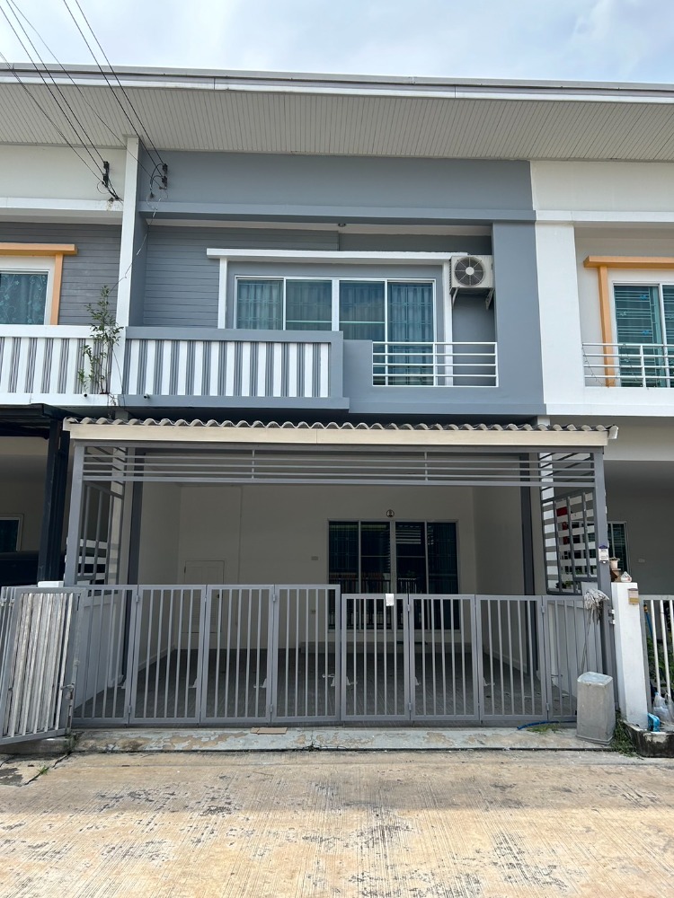 For SaleTownhomeSriracha Laem Chabang Ban Bueng : Brand new house condition! Cool air, no pollution!! Selling a townhouse, 19.8 sq.w., Fa Burin Village, Bowin, Sriracha, near Laem Chabang.