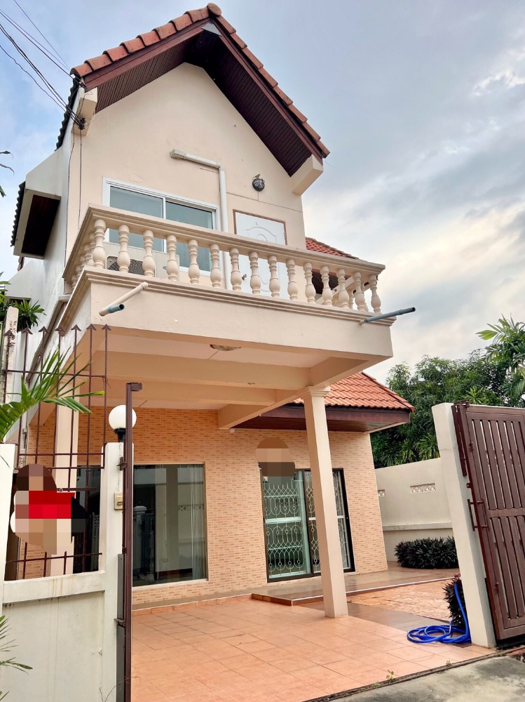 For RentHouseSukhumvit, Asoke, Thonglor : Single house for rent, Sukhumvit 60 Road, air-conditioned, some furniture, 3 bedrooms, 2 bathrooms, rental price 30,000 baht per month [can register a company]